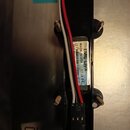 Černý elektronický modul s připojenými červeným a bílým kabelem. Na modrobílé nálepce je uveden text MADE IN USA, EMG-LIVX, 3238.01, (2)14843698 a da…