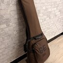Hnědý softcase na hudební nástroj s přední kapsou a úchytem. Na kapse je velký nápis SE. Pod ním se nachází menší text PRS II a pod tím nečitelný náp…