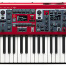 Červený digitální klavír s bílými a černými klávesami. Na levé straně je nápis nord stage 3 a pod ním menší text NORDIC KEYBOARD INSTRUMENTS AB. Horn…
