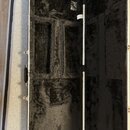 Otevřený tvrdý kufřík na hudební nástroj s vnitřním polstrováním z černého plyšového materiálu. Kufřík má světlý vnější povrch a černou rukojeť. V ho…