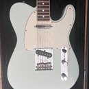 Světle modrá elektrická kytara typu Telecaster s bílým pickguardem a hnědým hmatníkem. Na kovovém krytu zadního snímače je viditelný nápis „Franklin“…