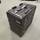Černý transportní kufr z texturovaného materiálu s kovovými hranami a zapínáním. Na boku je nalepená malá nálepka s nápisem „bespeco“ a logem. Povrch…