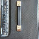 Černý basový kombo zesilovač s texturovaným povrchem a kovovými rohy. Na ovládacím panelu je bílý nápis Hartke a označení modelu HD 500. Panel obsahu…