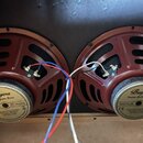 Dva reproduktory s hnědým kovovým rámem umístěné v černém skříně. Na magnetech jsou štítky s nápisy Bugera, Vintage Guitar Series, 12G70J8 a 70 Watts…