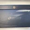 Černá papírová krabice s nápisem AMPERO a podtitulem Amp Modeler / Effects Processor. V levém okraji je svisle napsaný bílý text HOTONE a v dolní čás…