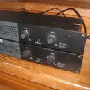 Dvě černé rackové koncerty s perforovaným předním panelem. Na obou je uveden název značky renkforce a model MP 2000 REAL STAGE PERFORMANCE AMPLIFIER.…