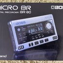 Fotografie zobrazuje černé originální balení digitálního nahrávače. Na krabici je bílý nápis MICRO BR DIGITAL RECORDER BR-80 a logo BOSS. V dolní čás…