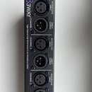 Černý rackový mikrofonní splittery s nápisem S83WAY a Eight Channel High Performance 3-way Microphone Splitter. Jsou vidět tři páry konektorů XLR, př…