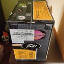 Černý kytarový kombo zesilovač s texturovaným povrchem. Na zadní straně je náleplka s nápisy BACKSTAGE II-230EB, ITEM# 155008 a S/N OVRE00264051997.…