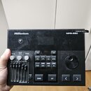 Černý elektronický modul s nápisy Millenium a MPS-850. Zařízení obsahuje displej, několik ovládacích tlačíček s popisky (MENU, SAVE, EXIT, ENTER, TEM…