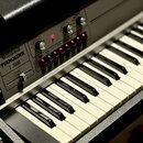 Elektronický klavír v černém plastovém pouzdře s bílými a černými klávesami. Na ovládacím panelu je nápis Wersi PIANOSTAR T 2000 a přepínač s označen…