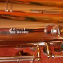 Detailní záběr na kovový, stříbrný povrch trubky s mechanikou. Na těle nástroje je vyryto sériové číslo 102751 a pod ním nápis MADE IN GERMANY. Povrc…