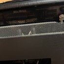 Detail zadní strany kytarového komba v černém provedení. Na horním panelu je bílý nápis Mesa/Boogie, text HANDBUILT IN PETALUMA, CALIFORNIA a vlevo N…
