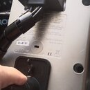 Fotografie zachycuje zadní část stříbrného kovového zařízení. Na bílém štítku je uveden nápis Roland Corporation, MADE IN CHINA a sériové číslo BX481…