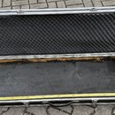 Otevřený hliníkový přepravní kufr s černou vnitřní výplní. Víko je vyloženo černou akustickou pěnou s vlnovitým profilem, spodní část má hladký černý…
