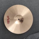 Kruhový mosazný činel s viditelným broušením povrchu. Na levé straně je červený nápis „Paiste“ a pod ním menší text „MADE IN SWITZERLAND“. Povrch vyk…