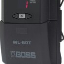 Černý bezdrátový vysílač s plastovým povrchem. Na zařízení jsou nápisy POWER/BATTERY, CH a model WL-60T spolu s logem BOSS. V horní části svítí zelen…