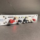 Bílý rackový zvukový procesor s nápisem 5015 Portico Series Mic Pre / Compressor. Přední panel obsahuje několik ovládacích knoflíků v červené, černé…