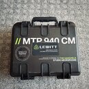 Černý plastový přepravní kufr s rukojetí. Na přední straně je bílý nápis // MTP 940 CM a logo LEWITT s mottem MAKE YOURSELF HEARD. UNALTERED.AUTHENTI…