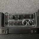 Kytarový kombo zesilovač značky JOYO, model DC-15. Černý ovládací panel obsahuje nápisy GAIN, TONE a VOLUME u odpovídajících potenciometrů, přepínač…