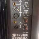Detail zadávacího panelu černého audio zařízení. Jsou zde viditelné vstupy a výstupy označené jako MIC IN, LINE IN a LINE OUT, spolu s ovládacími prv…
