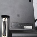 Zadní strana černého plastového zařízení s konektorem TRIGGER INPUT. Na spodní části je nálepen štítek s nápisy Roland Corporation, MADE IN CHINA, MO…