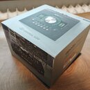 Krabice s produktem Universal Audio Apollo Twin. Na horní a boční straně je uveden nápis apollo / twin a logo UNIVERSAL AUDIO. Rohy krabice vykazují…