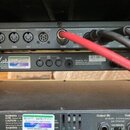 Zadní strana dvou rackových zařízení s připojenými kabely. Horní jednotka má nápisy MIDI (THRU, OUT), FOOTSWITCH a EFFECTS (SEND, LEVEL, RETURN). Na…