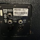 Záběr na zadní panel černého zesilovače s kovovým šasi. Na panelu je bílá nálepka s nápisy: MADE IN THE U.S.A. BY SLM ELECTRONICS 1400 FERGUSON AVE.…