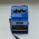 Modrý kytarový efekt s nápisem FX 65 Stereo Chorus. Na horní části jsou tři černé ovládací knoflíky s popisky SPEED, DELAY TIME a DEPTH. V dolní část…