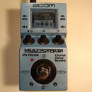 Modrý efekt pedál značky ZOOM s nápisem MULTISTOMP MS-70CDR Chorus Delay Reverb. Na horní straně je LCD displej zobrazující schéma efektů a tři černé…