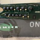 Zelený rackový procesor s nápisem JOEMEEK. Zařízení obsahuje VU metr s nápisem VU JOEMEEK, sekce ENHANCER, DE-ESSER a MEEQUALIZER s řadou ovládacích…