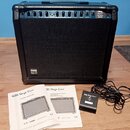 Černý kytarový kombozesilovač s látkovým předním krytem a ovládacím panelem v horní části. Na panelu jsou nápisy Stage Line, GA-1240R PRO GUITAR AMPL…
