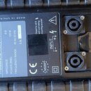 Zadní strana černého reproduktoru s dvěma vstupními konektory. Na štítku je uveden název K.C.S. SR-8/2 Professional Music Monitor, impedance 8 Ω, pow…