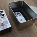 Kytarový efekt v černém šasi s bílým potiskem fialových spirál a nápisy BLACK COUNTRY CUSTOMS, HANDCRAFTED IN THE UK a SPIRAL ARRAY. Na horní straně…