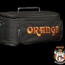 Černá textilní brašna s kovovou rukojetí a bočním úchytem. Na přední kapse je oranžový nápis ORANGE. V pravém dolním rohu obrázku je umístěno barevné…