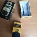 Žlutý kytarový pedál s nápisy behringer, GRAPHIC EQUALIZER a EQ700. Zařízení má řadu posuvníků pro nastavení frekvencí a vstupy označené IN a OUT. Ve…