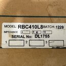 Bílá papírová nálepka na hnědém kartonu. Je na ní uveden text MODEL: RBC410L8BATCH: 1229, IMPEDANCE s označeným polem 8 a SERIAL No: DL1755. Pod text…