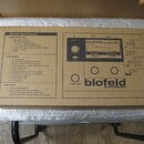 Kartonová krabice s nápisem Blofeld Synthesizer. Na povrchu je tištěný seznam technických parametrů a schéma ovládacího panelu s logem blofeld SYNTHE…