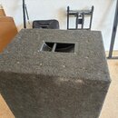 Kubečkový reproduktor v šedém plátěném potahu. Na horní straně je umístena černá plastová rukojeť připevněná šesti šrouby. Povrch potahu vykazuje mír…