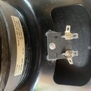 Zadní strana černého reproduktoru s kovovým rámem. Na bílém štítku je text: „Made in USA by Eminence an ISO-9001:2000 certified company“, „70777144“,…
