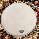 Bílá kruhová bubnová blána s kovovým okrajem. V dolní části je čitelný nápis SONOR White Medium, 0.1M HEAD MADE BY REMO U.S.A. Povrch blány je hladký…