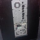 Zadní strana černého aktivního subwooferu s kovovým panelem ovládání a konektory. Na panelu jsou nápisy STEREO ACTIVE SUBWOOFER, db TECHNOLOGIES a SU…