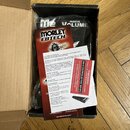 V černé krabici se nachází pedál s nápisem PASSIVE VOLUME a logo MORLEY EBTECH na přiloženém manuálu. Pedál je černé barvy a je částečně zakryt papír…