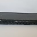 Zadní strana černého elektronického zařízení s řadou vstupů a výstupů. Na panelu jsou nápisy POWER 9V AC, FOOTSWITCH, MIDI OUT/THRU, MIDI IN a TRIGGE…