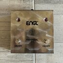 Kovový nožní spínač stříbrné barvy s broušeným povrchem. Na horní straně je černé logo ENGL®, uprostřed nápis FOOTPEDAL Z-4 a dva stříbrné spínače s…