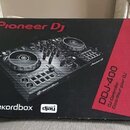 Kartonová krabice s černým a červeným potiskem. Na povrchu je fotografie DJ kontroléru a nápisy Pioneer Dj, DDJ-400, DJ Controller, Contrôleur pour D…