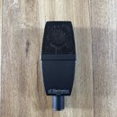 Černý mikrofon s mřížkou v horní části. Na těle je bílý nápis s logem sE Electronics a pod ním text 480 Ignacio Boulevard, Ste 411, Novato, CA 94947,…