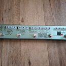 Stříbrný efektový pedalboard s nápisem DAPPER INDIE. Obsahuje pět sekcí s ovládacími knoflíky a přepínači, které jsou označeny názvy AMBIENT, ECHOES,…