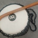 Kruhové bubení s bílou membránou a černým pleteným okrajem. Na membráně je černé logo znázornující dvě propletená písmena M a svislý nápis MEINL. Na…